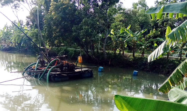 ড্রেজার দিয়ে বালু উত্তোলন, ঝুঁকিতে সড়ক