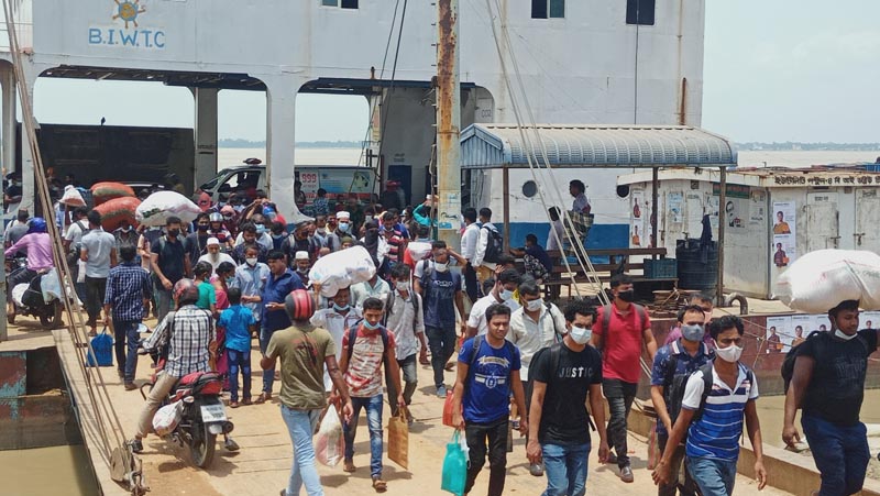 লকডাউনের ঘোষণায় বাড়ি ছুটছে মানুষ, দৌলতদিয়া ঘাটে ভিড় অব্যহত