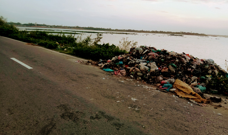 সরাইল- নাসিরনগর সড়কের পাশে ময়লা আবর্জনা, জনদুর্ভোগ