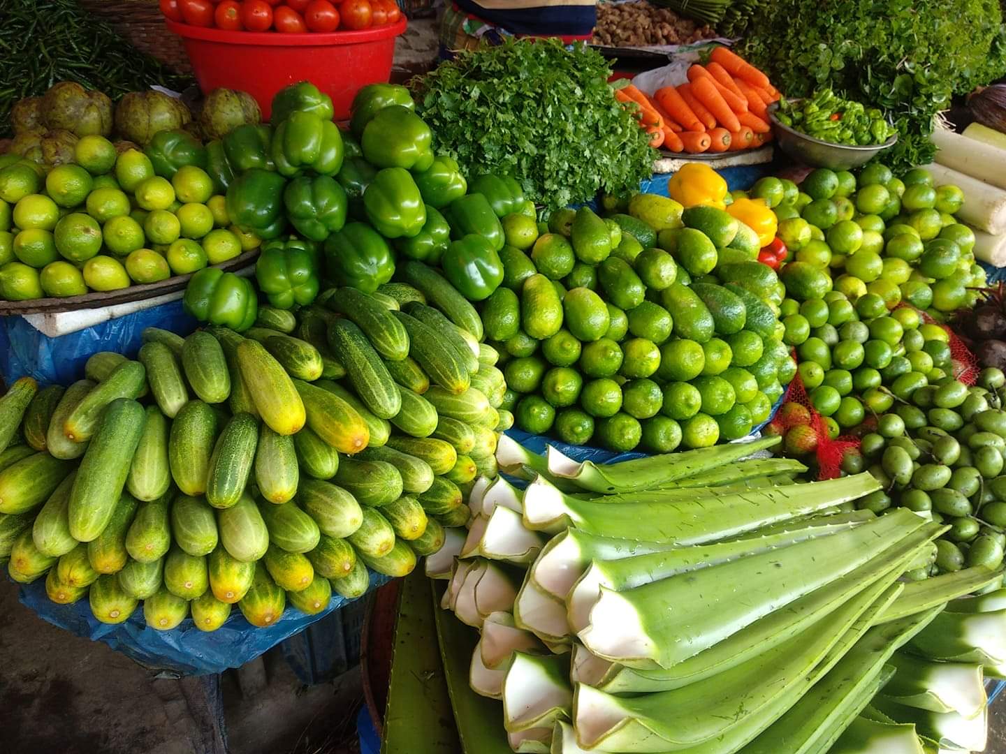 এবার কাঁচাবাজারেও ক্রেতাদের চাপ