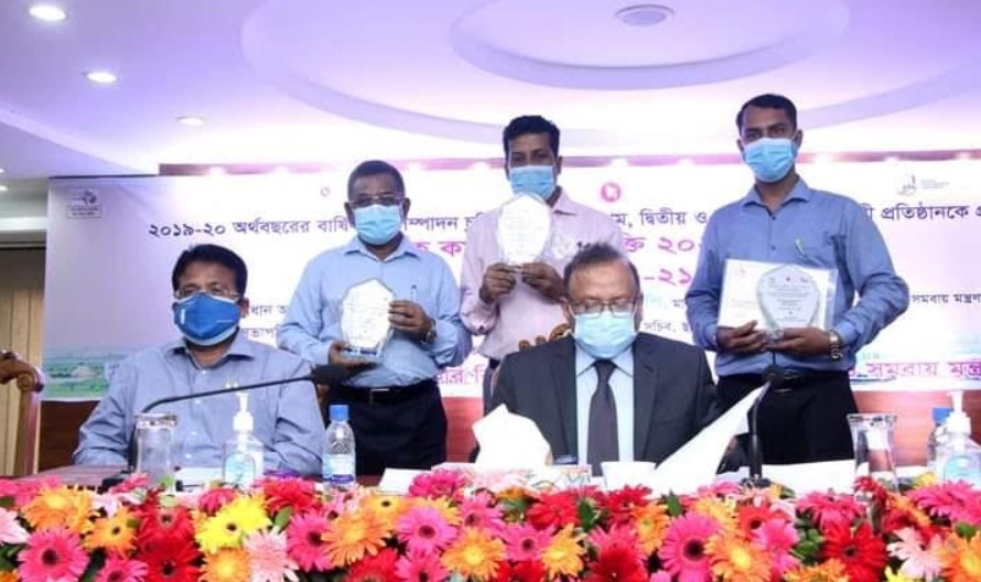 স্থানীয় সরকার বিভাগের শুদ্ধাচার পুরস্কার পেলেন তিন জন