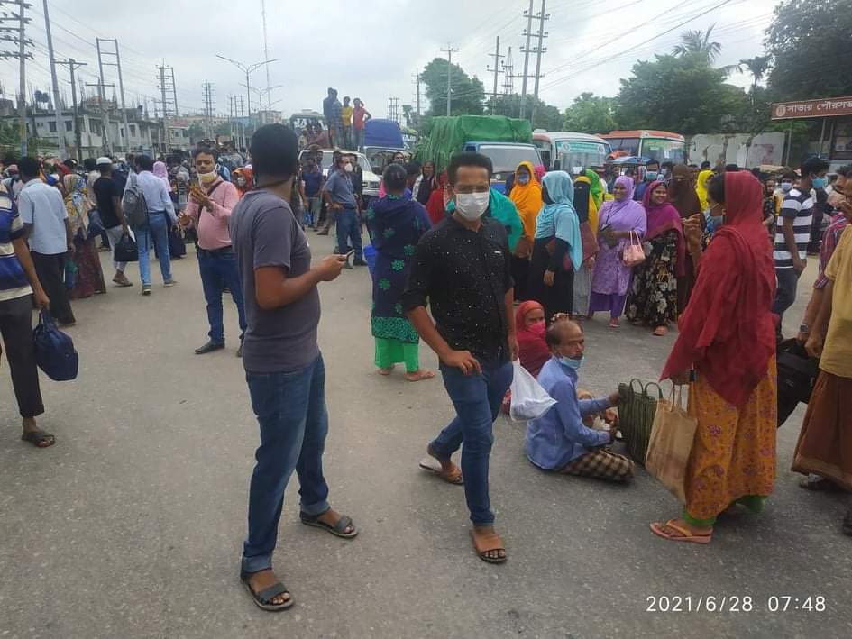 সড়কে নেই গনপরিবহন এ যেন নিদারুণ কষ্ট অফিসগামীদের !