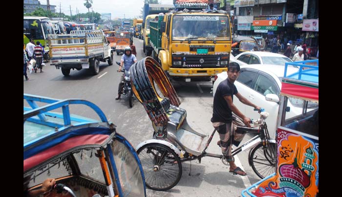 দক্ষিণাঞ্চলের মহাসড়কে গলার কাটা থ্রি-হুইলার