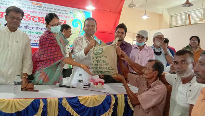 লালপুরে প্রান্তিক চাষীদের মাঝে বিনামূল্যে বীজ ও সার বিতরণ