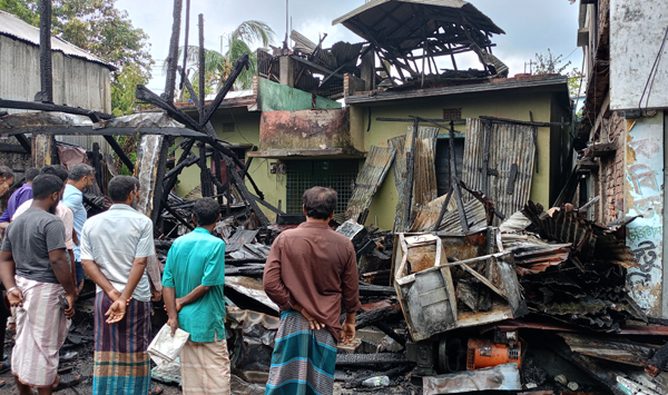 পাথরঘাটা শহরে মধ্যরাতে ভয়াবহ অগ্নিকাণ্ড