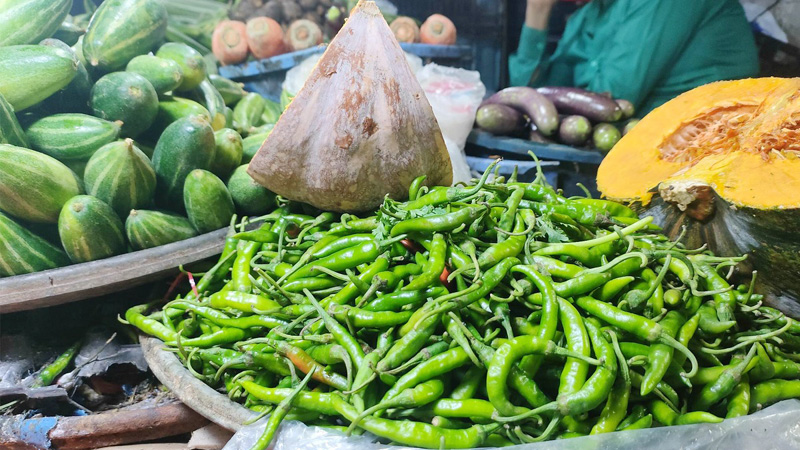 কমছে না কাঁচা মরিচের ঝাঁজ, কেজি ৬০০ টাকা