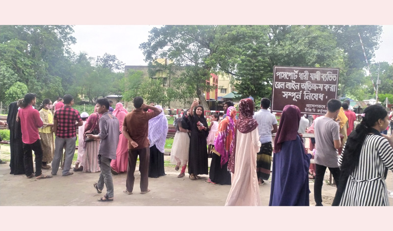 ঈদ উপলক্ষে হিলি সীমান্তে আনন্দ ভাগাভাগি স্বজনদের