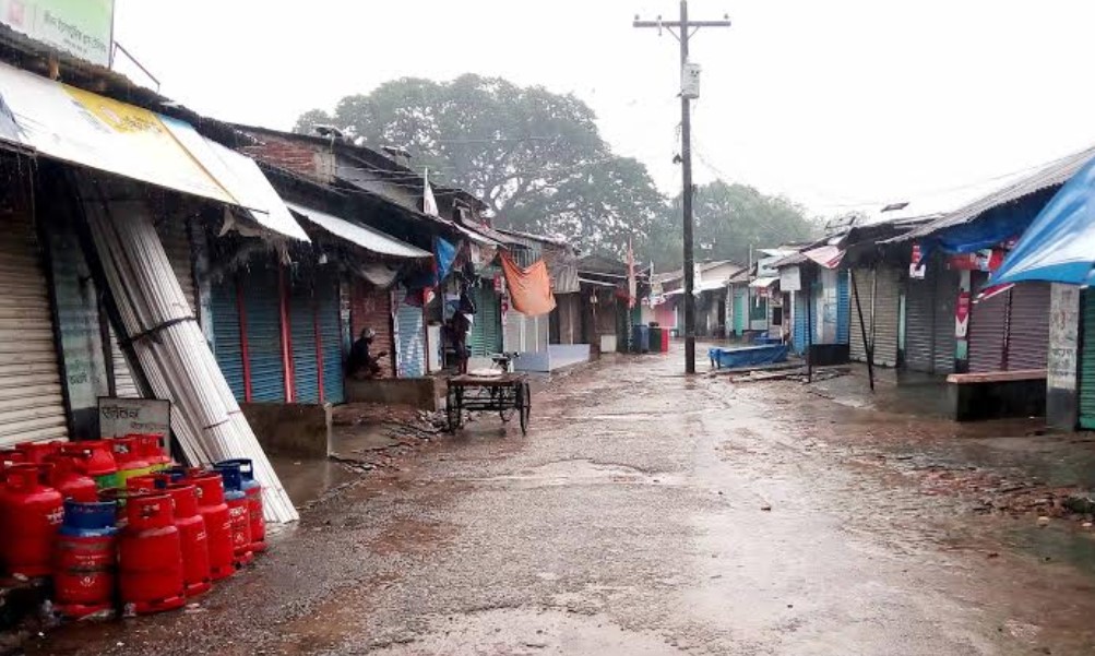 লকডাউনের প্রথম দিনে জনশূণ্য আত্রাইয়ের হাট-বাজার