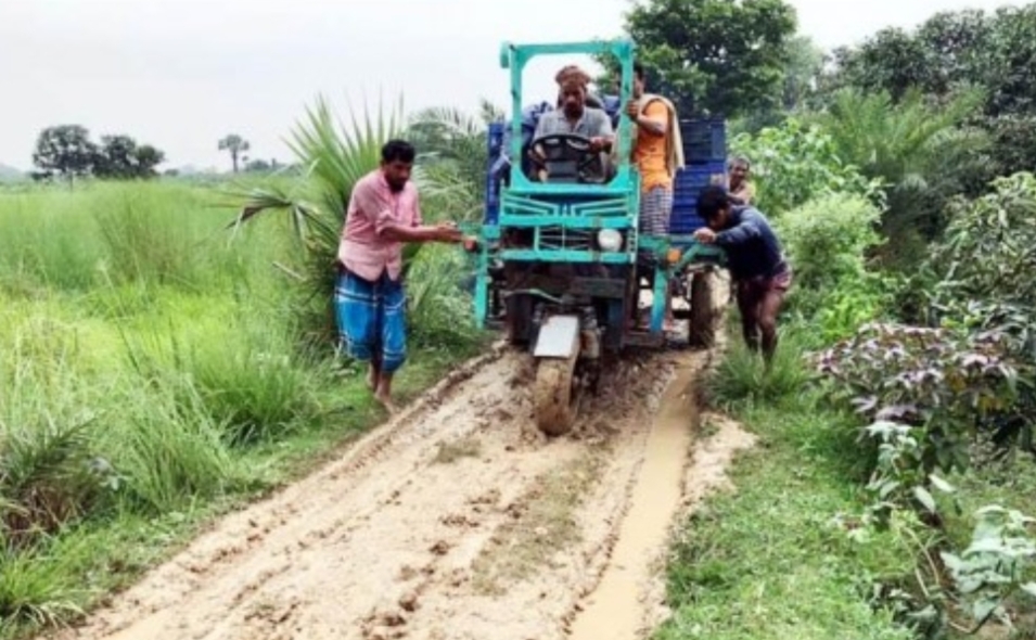 সাপাহারে গ্রামীণ জনপদের মাত্র ২ কিঃ মিঃ রাস্তা অবহেলিত