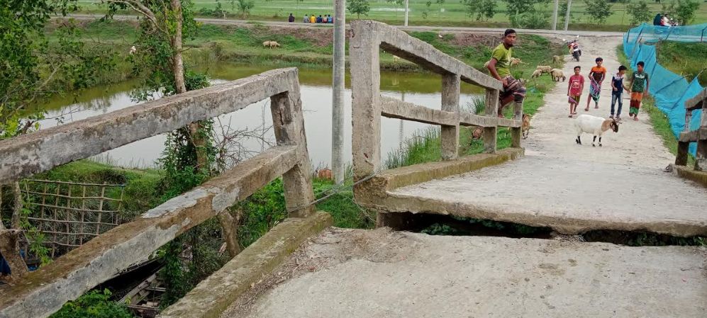 রাঙ্গাবালীতে জিআই তারে ভর করছে সেতু!