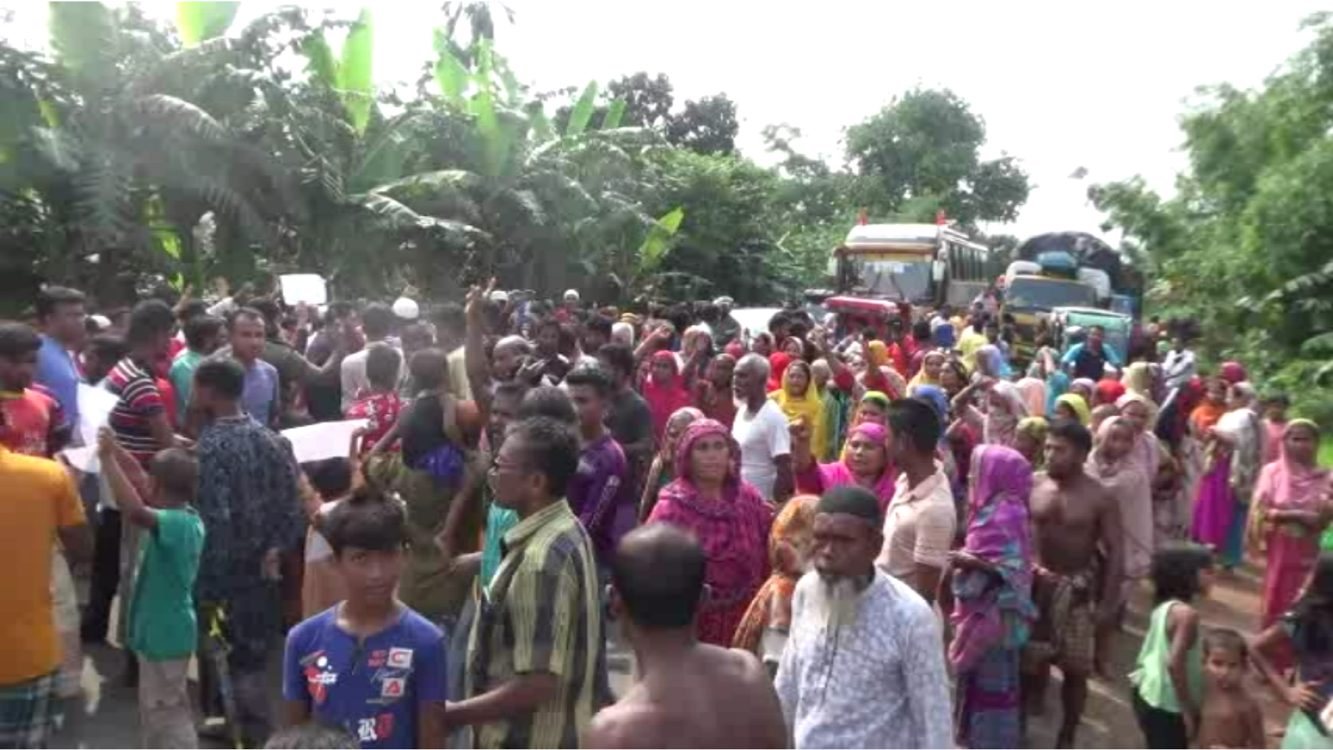 গৃহবধূ হত্যা মামলা ধামা-চাপা দেওয়ার চেষ্টা করায় এলাকাবাসীর মানববন্ধন