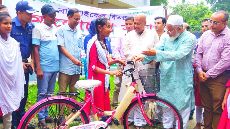 ধামইরহাটে শিক্ষার্থীদের মাঝে প্রধানমন্ত্রীর বাইসাইকেল উপহার