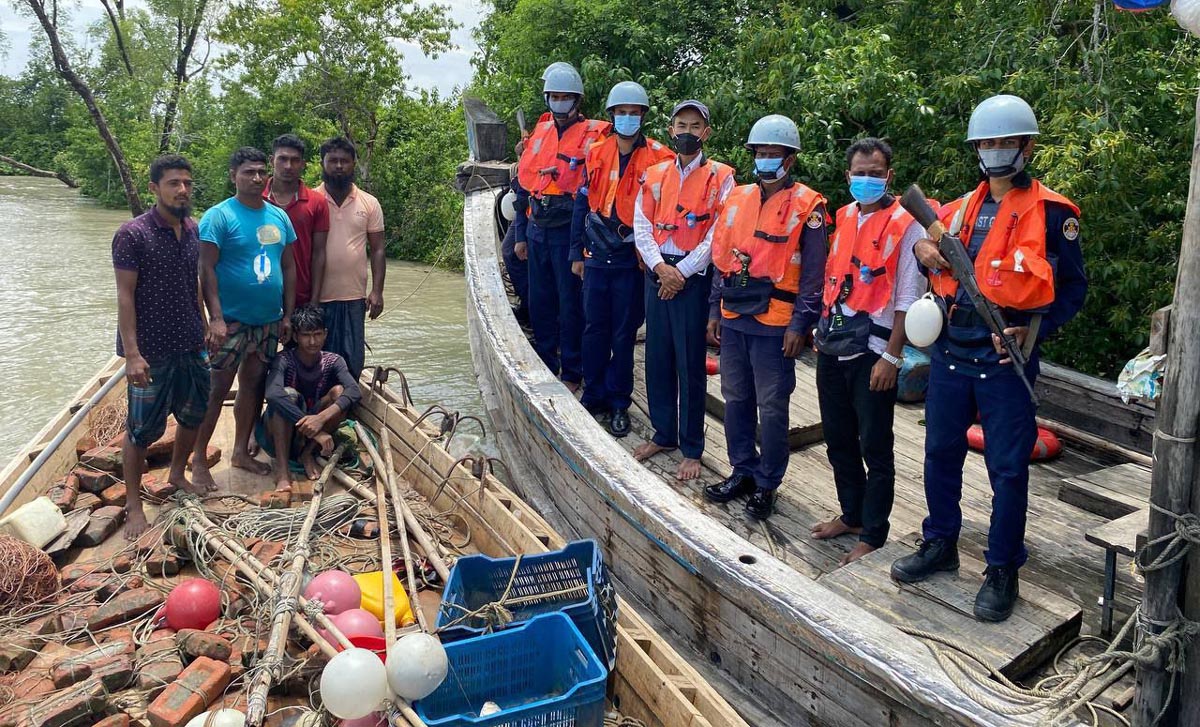 ৫ জেলেকে জীবিত উদ্ধার করল কোস্ট গার্ড