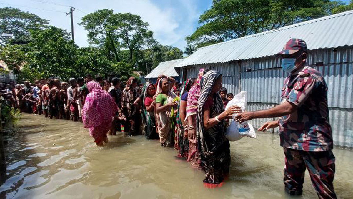 নেত্রকোনায় বানভাসীদের মাঝে বিজিবি’র ত্রান বিতরণ