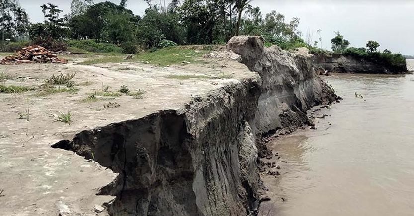 জামালপুরে পানির সাথে পাল্লা দিয়ে ভাঙছে বসতভিটা