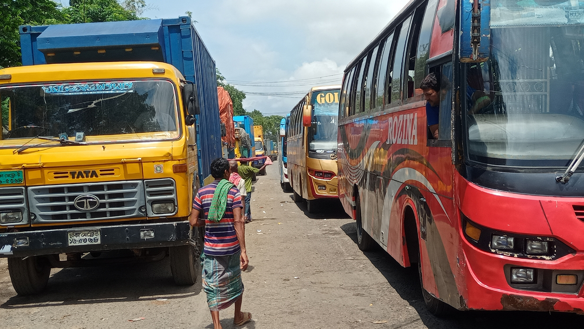 তীব্র স্রোতে যানবাহন পারাপার ব্যাহত, সড়কে সিরিয়াল