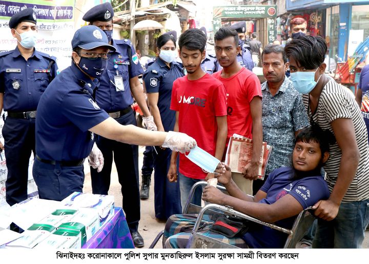 ঝিনাইদহের পুলিশ করোনাকালে মানবিকতার প্রতিচ্ছবি