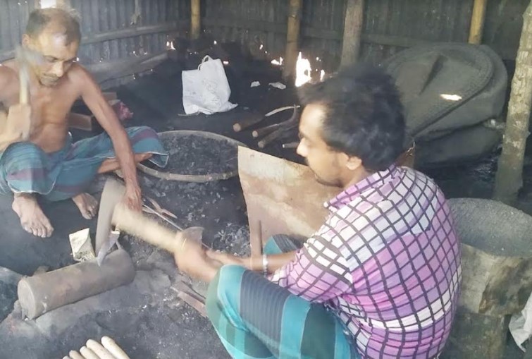 ঈদকে সামনে রেখে বাড়ছে কামারদের ব্যস্ততা
