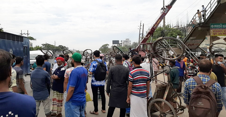 যাত্রাবাড়ী সড়কে রিকশা চলতে দিচ্ছে না পুলিশ
