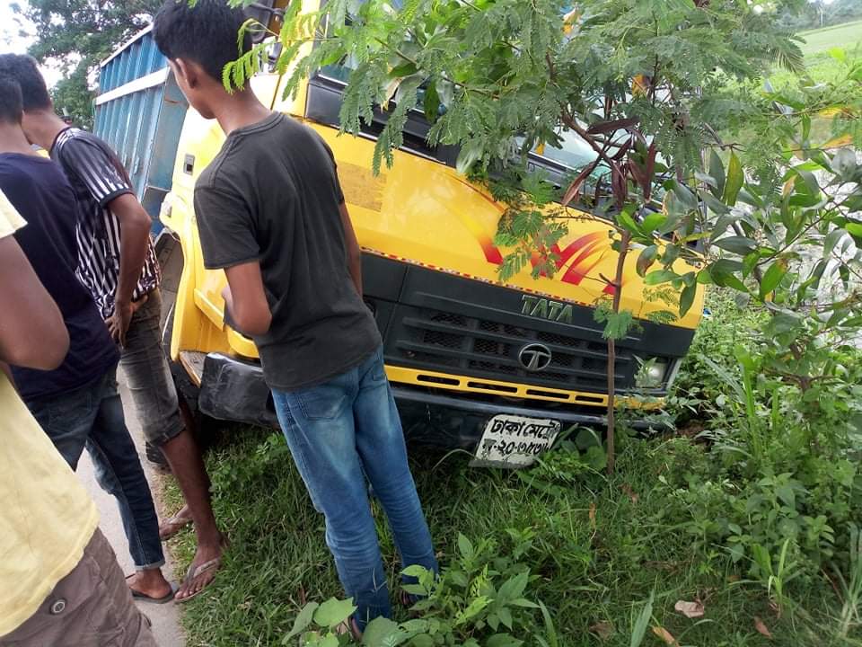 কালিয়াকৈরে ট্রাকের ধাক্কায় প্রাণ গেল গৃহবধুর