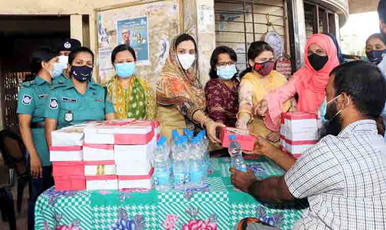 বরিশালে সুবিধা বঞ্চিতদের মাঝে খাদ্য বিতরণ পুনাকের
