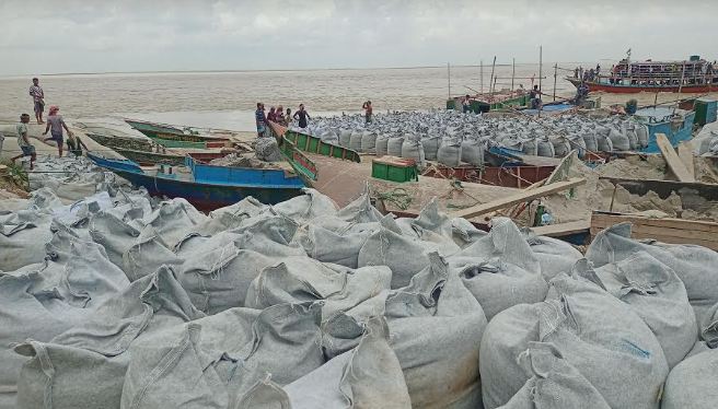 দৌলতদিয়ার সেই ভাঙনের স্থানে ফেলা হচ্ছে বালুভর্তি জিও ব্যাগ