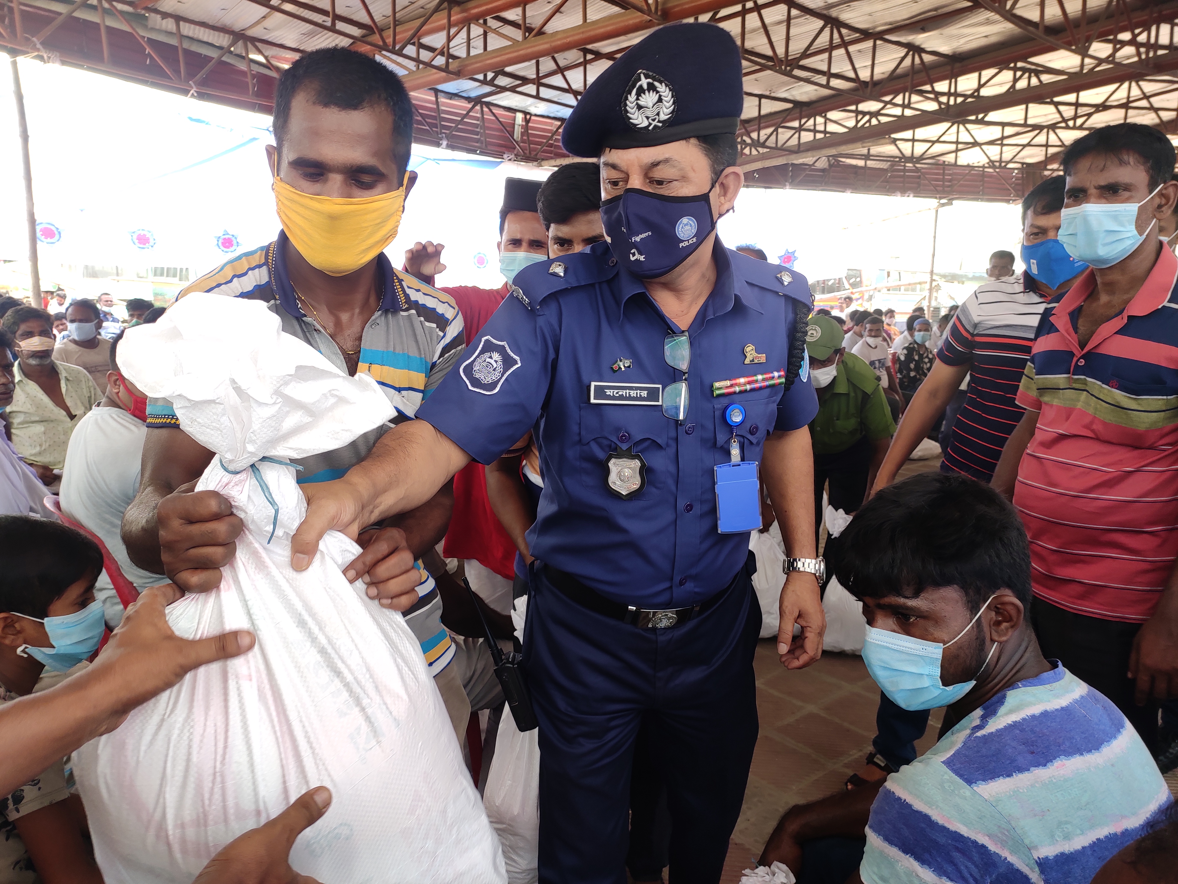 কালিয়াকৈরে পুলিশের ত্রাণ পেল অসহায় পরিবহন শ্রমিকরা