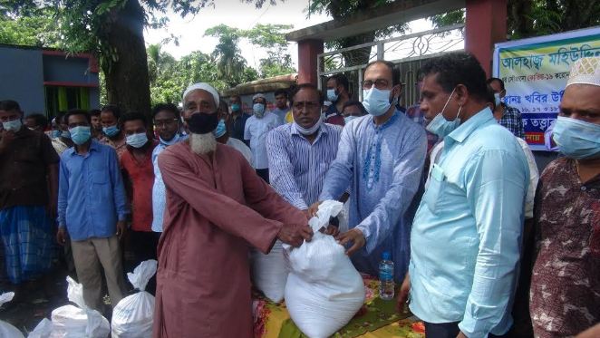 পিরোজপুরে কর্মহীন ও অসহায় পরিবারের মাঝে ঈদ সামগ্রী বিতরন