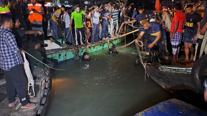 বুড়িগঙ্গায় ওয়াটার বাস ডুবে ১০-১৫ জন নিখোঁজ, ৩ মরদেহ উদ্ধার