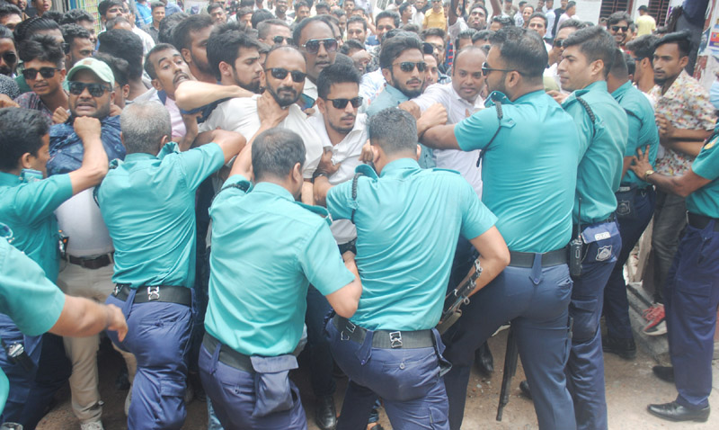 বরিশালে ছাত্রদলের বিক্ষোভ মিছিল পন্ড