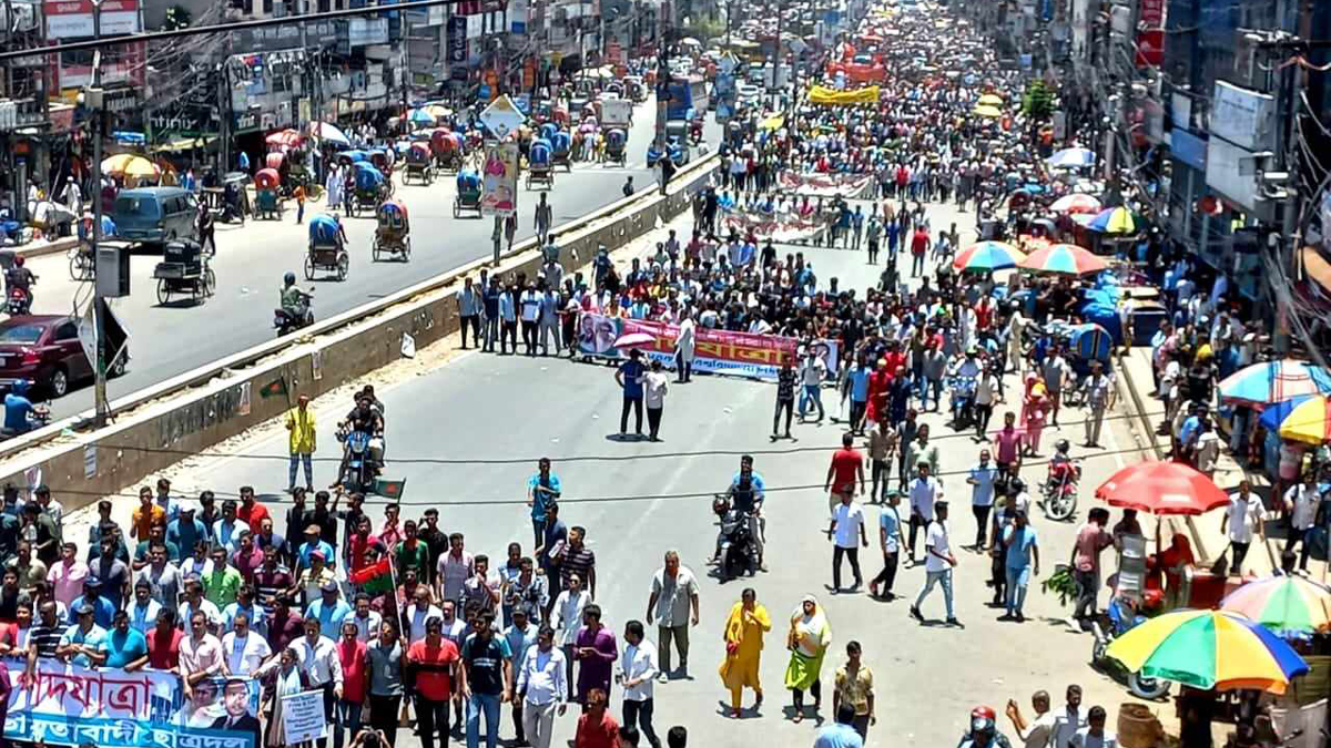 মিরপুরে বিএনপি-ছাত্রলীগ সংঘর্ষ, মোটরসাইকেলে আগুন