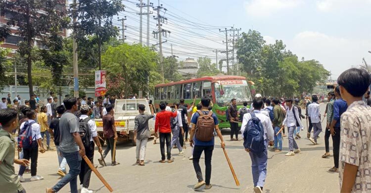 সাভারে শিক্ষার্থীদের সঙ্গে পুলিশের দফায় দফায় সংঘর্ষ, গুলিবিদ্ধ ৫