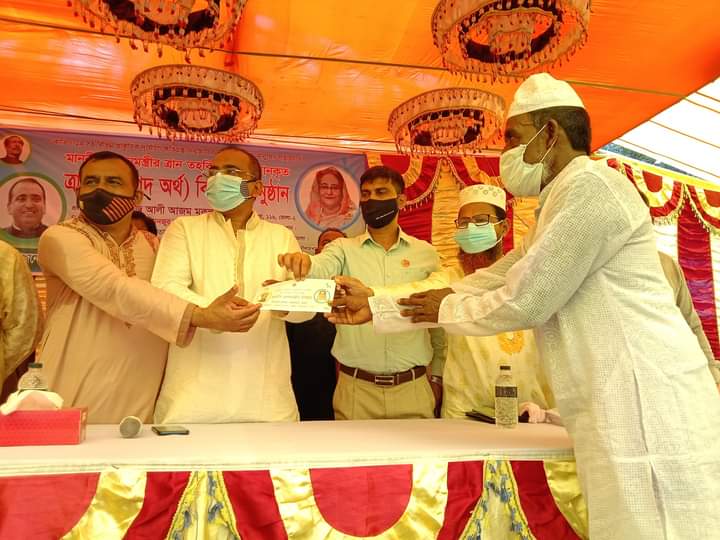 দৌলতখানে দুই হাজার পরিবার পেল প্রধানমন্ত্রীর ত্রাণের অর্থ