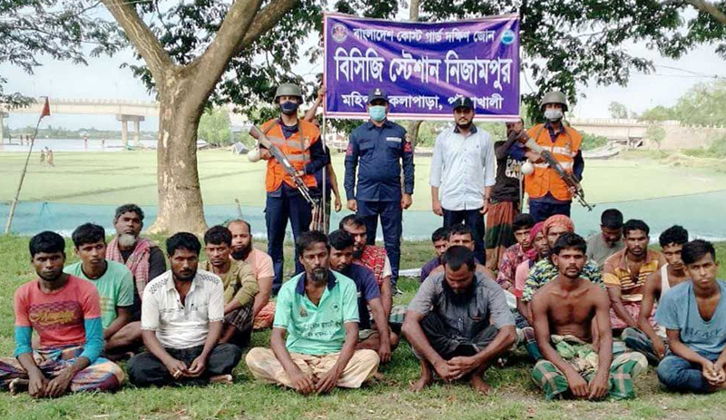 কুয়াকাটায় নিষেধাজ্ঞার মধ্যে মাছ শিকারের দায়ে ৪২ জেলে আটক