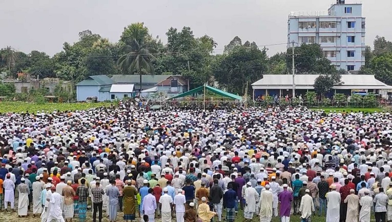 বরিশালে সড়ক দুর্ঘটনায় নিহতদের জানাজা একত্রে সম্পন্ন