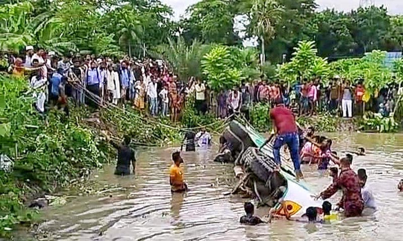 বাস দুর্ঘটনা: নিহত ১৬ জনের পরিচয় শনাক্ত, মরদেহ হস্তান্তর
