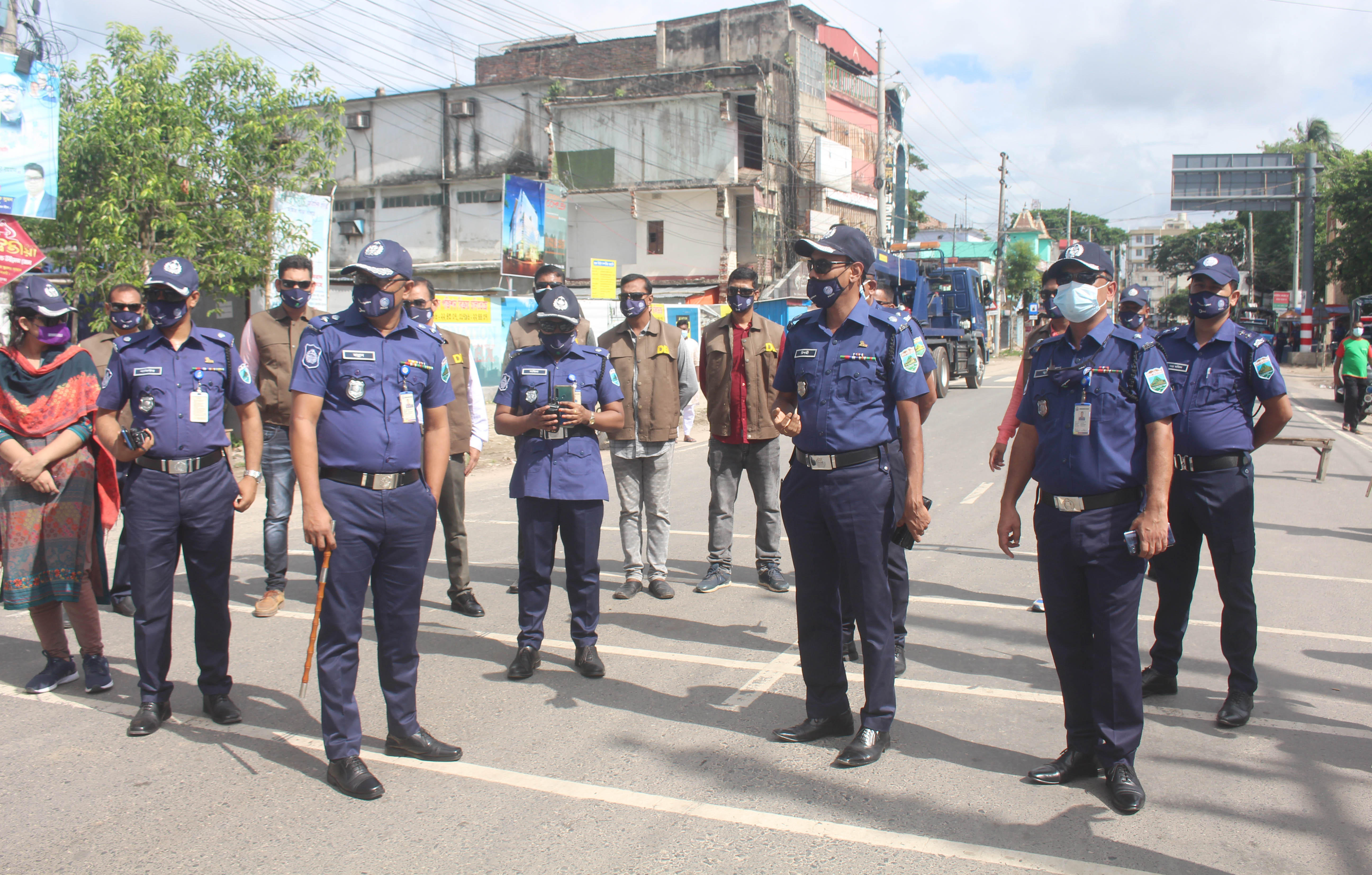 কঠোর লকডাউন; বাস্তবায়নে নওগাঁয় মাঠে সরব প্রশাসন