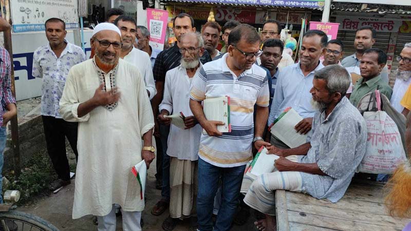 শেখ হাসিনার উন্নয়নচিত্র প্রচারে বাগাতিপাড়ায় লিফলেট বিতরণ