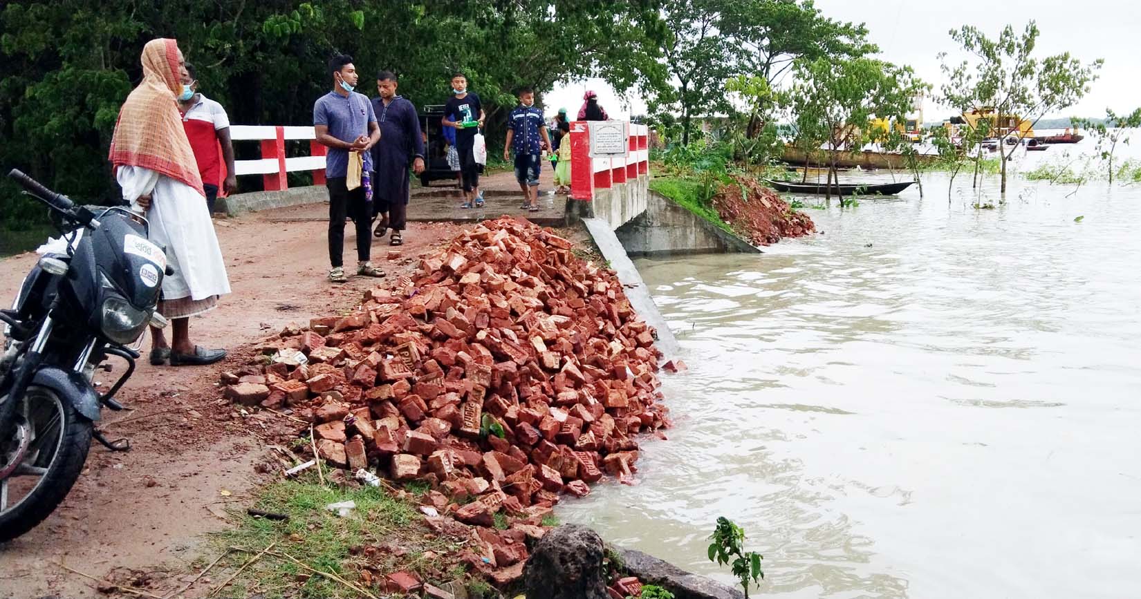 চরমোনাইর গিলাতলী ব্রীজটি রক্ষার দাবী স্থানীয়দের