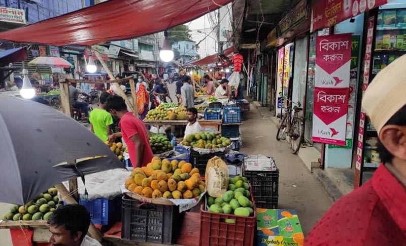 বরিশাল নগরীর ফুটপাতেই ভোগান্তি পথচারীদের