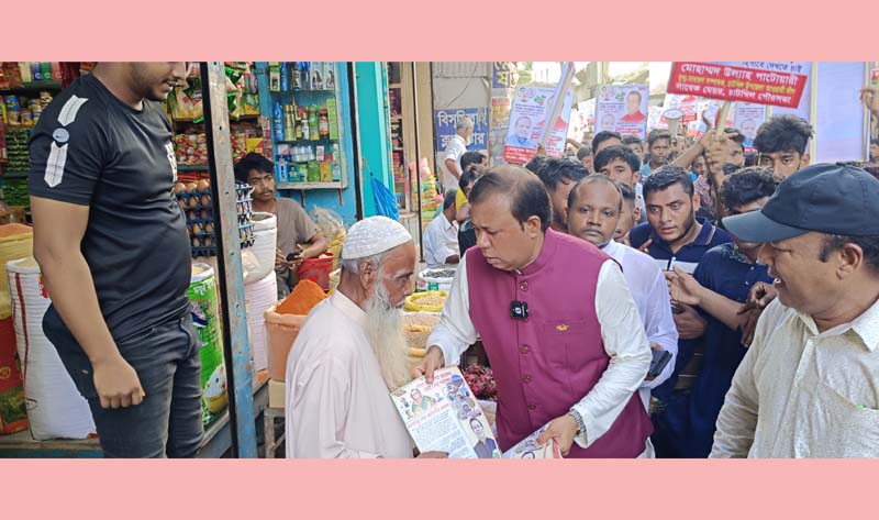 চাটখিলে নৌকায় ভোট চেয়ে জাহাঙ্গীর আলমের লিফলেট বিতরণ