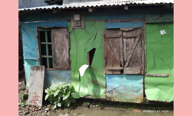 হত্যা চেষ্টা মামলার আসামি জামিন এসে বাদীর বসতঘরে হামলা