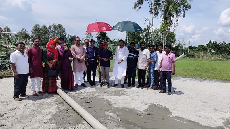 কুশাহাটার চরে বিদ্যালয়ের কাজের অগ্রগতি পরিদর্শনে ইউএনও