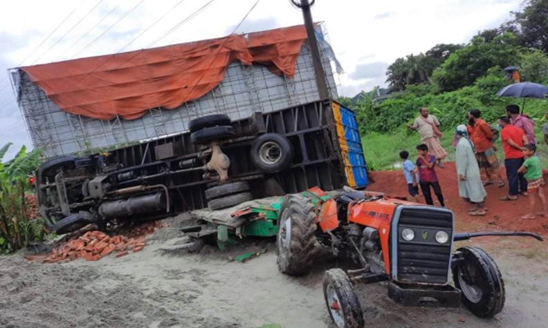 সাতসকালে ট্রাক্টরে কাভার্ডভ্যানের ধাক্কা, নিহত ৩