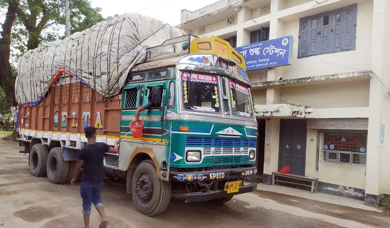 লকডাউনেও সচল হিলি বন্দরে আমদানি রফতানি