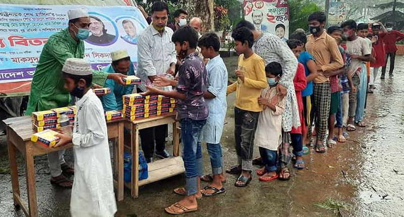 পিরোজপুরে পথশিশুদের মাঝে যুবলীগের খাবার বিতরণ