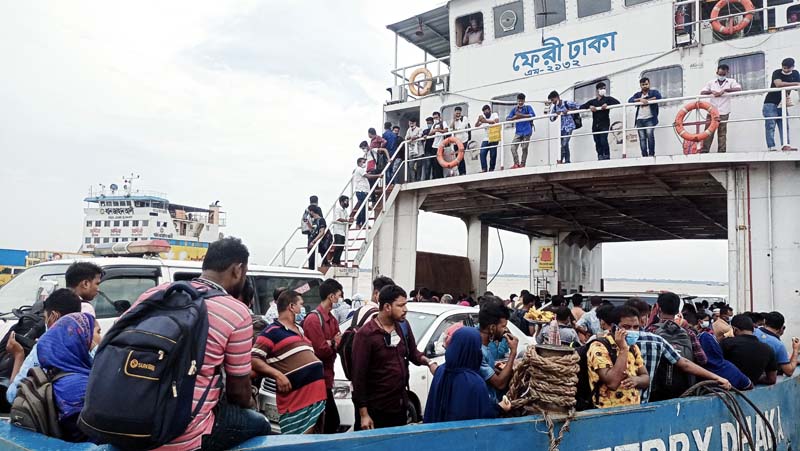 দৌলতদিয়ায় অব্যাহত ঢাকামুখী যাত্রীর ভিড়, উপেক্ষিত স্বাস্থ্যবিধি