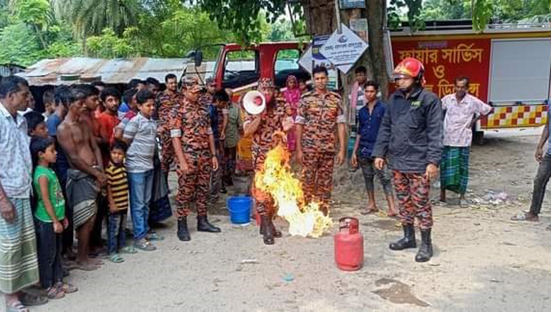 মেহেরপুরে ফায়ার সার্ভিস স্টেশনের যৌথ উদ্যোগে অগ্নিনির্বাপণ মহড়া