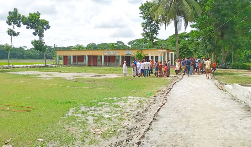 রাজাপুরে স্কুলের খেলার মাঠ দখল করে ভোররাতে রাস্তা নির্মাণ!