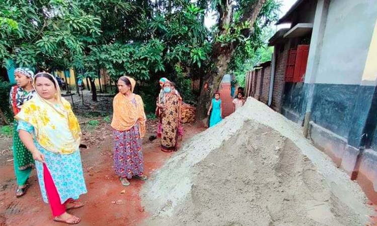 ঠাকুরগাঁওয়ে রাস্তা বন্ধ করায় অবরুদ্ধ ৭ পরিবার